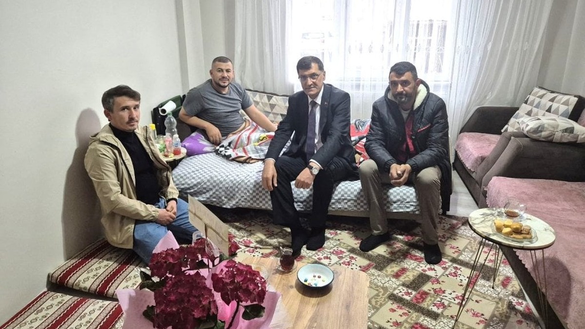 Kahveci, yaralı personeli ziyaret etti