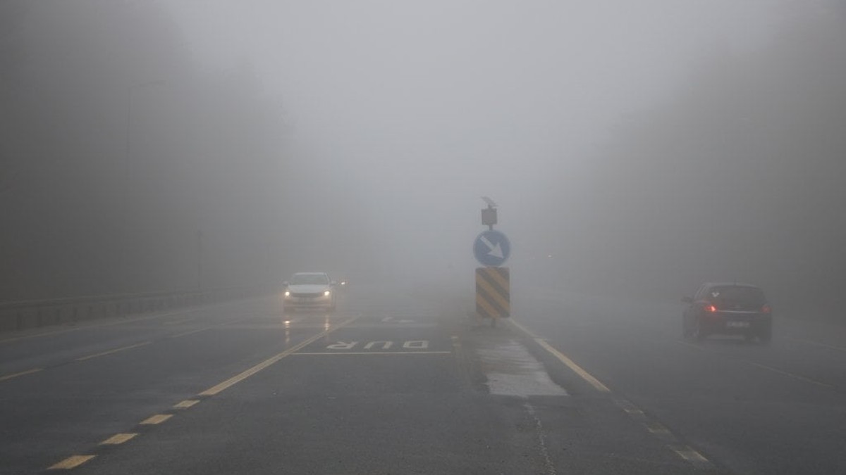 Bolu Dağı'nda yoğun sis, görüş mesafesini 30 metreye düşürdü