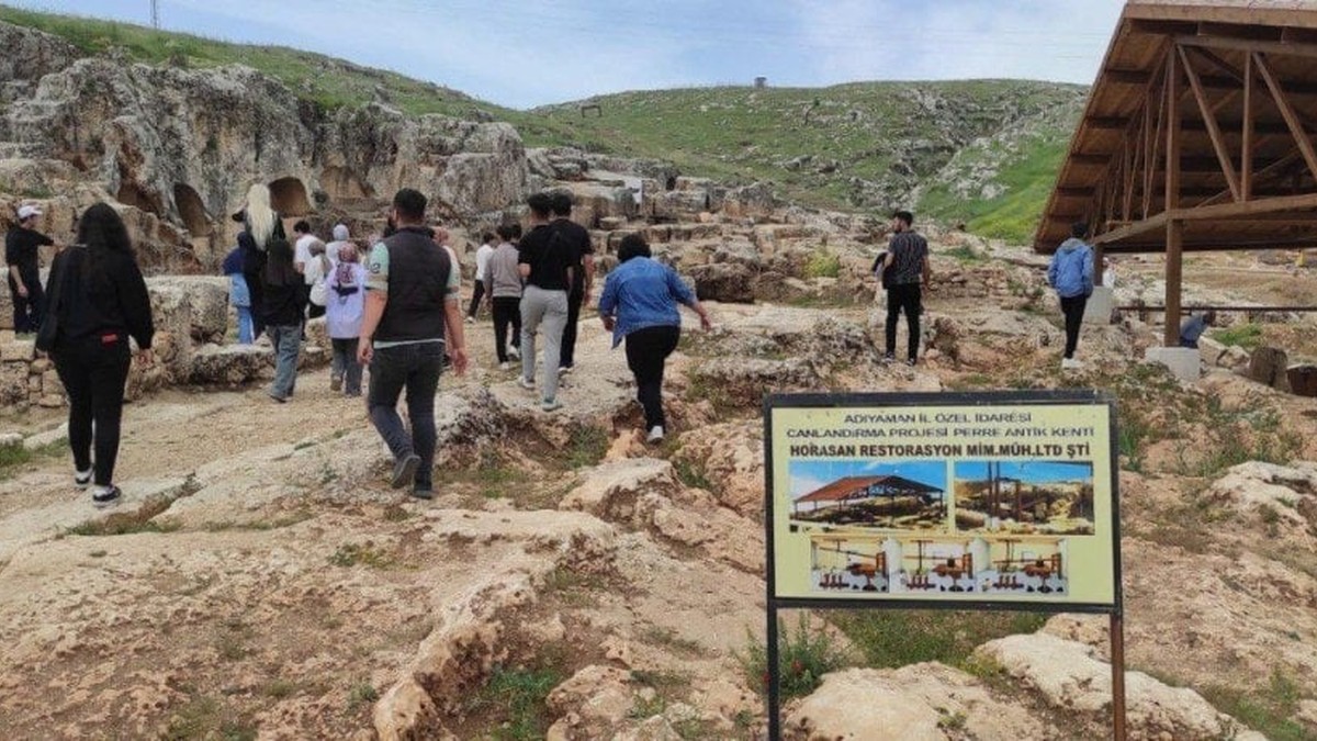 Adıyaman öğrencileri YKS öncesi Perre Antik Kenti'nde tarihle buluştu