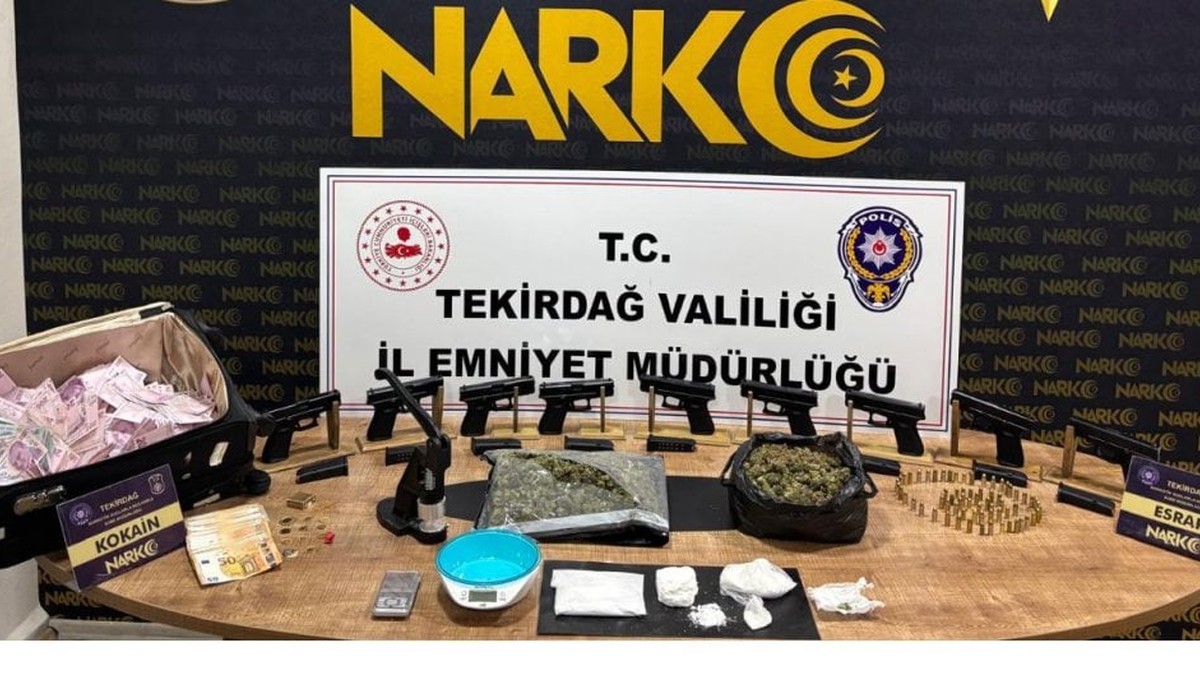 Çorlu'da uyuşturucu operasyonu: 9 tabanca ve 910 bin lira ele geçirildi