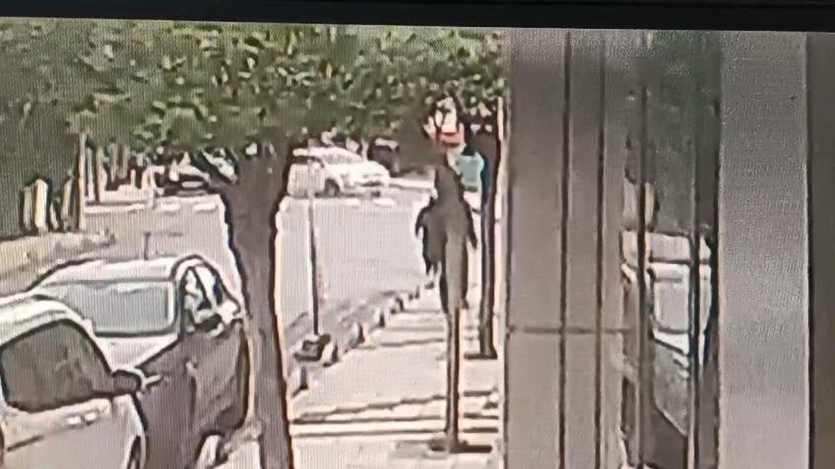 Sancaktepe'de otomobil iş yerine girdi