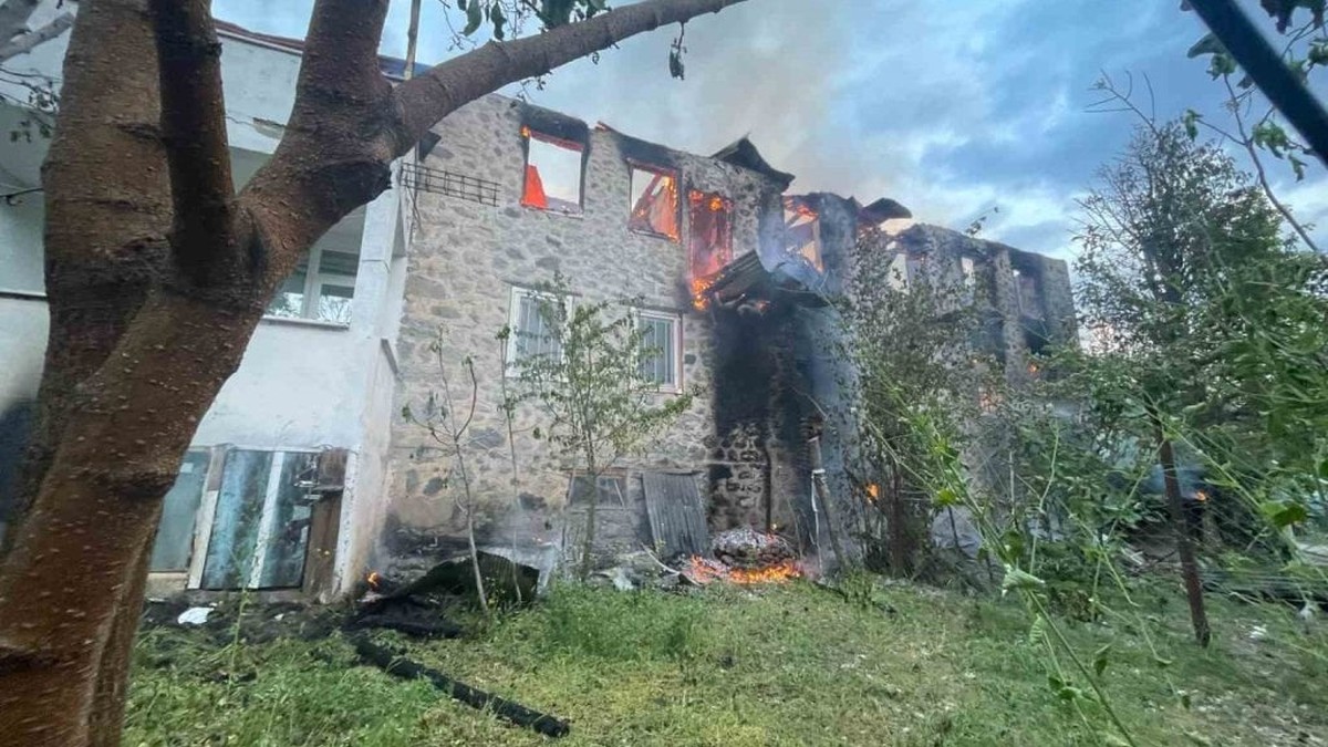 Yusufeli'nde ahşap ev kül oldu