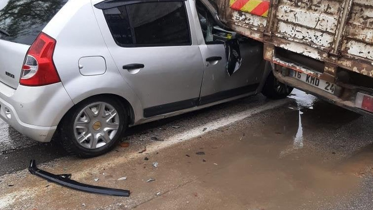 Yağışlı havada kaza: Otomobil kamyona çarptı