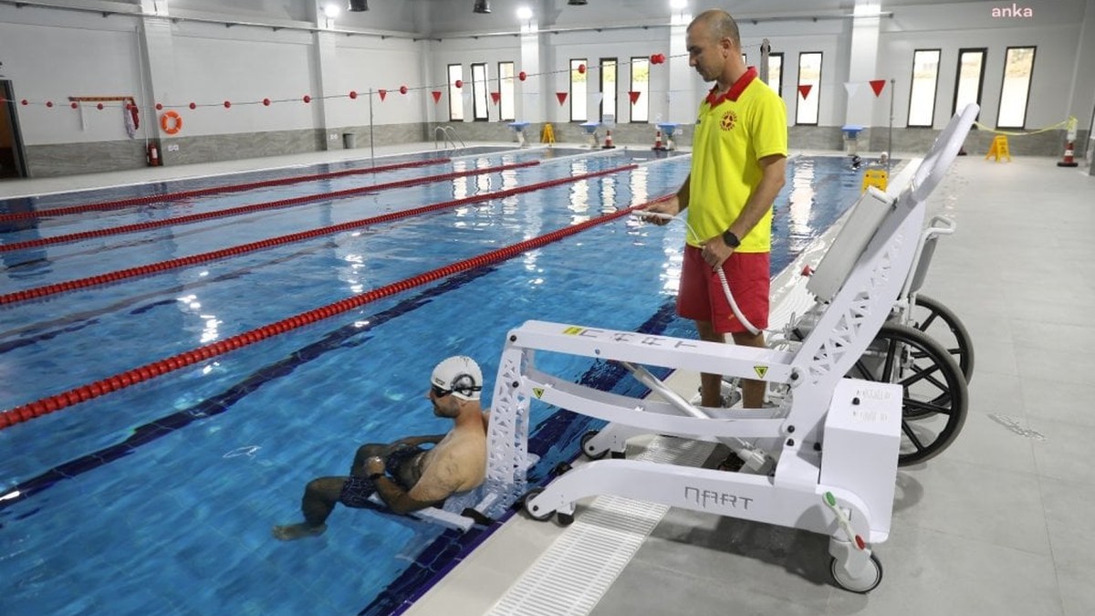 Alanya Belediyesi'nin 'Her Kulaç, Bir Hayat' projesi engellilere yüzme imkanı sunuyor