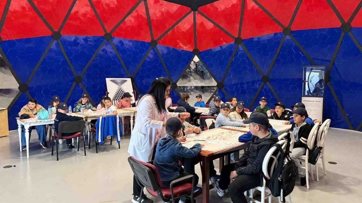 Bartın'dan 105 öğrenci Karabük Bilim Merkezi'ni ziyaret etti