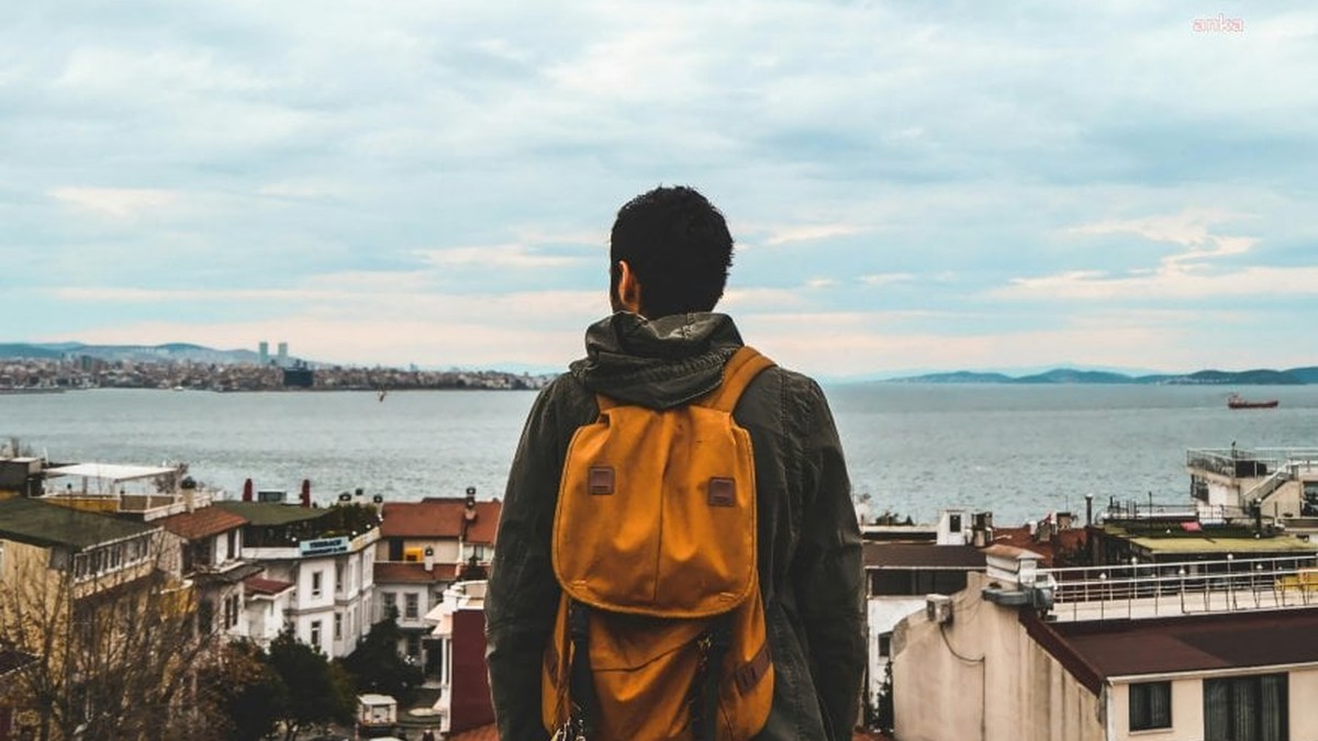 İstanbul gençliğinin ekonomik sıkıntıları ve yurt dışı hayalleri