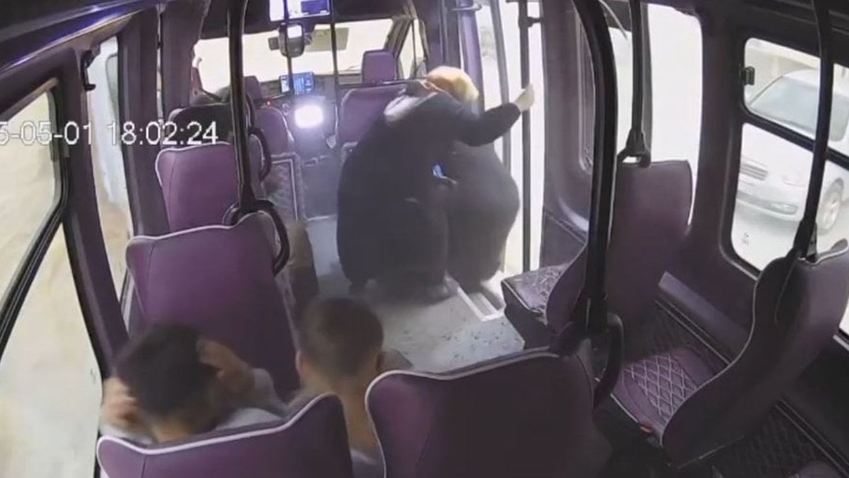 Bayburt'ta fırtına, minibüse çatı parçası düşürdü