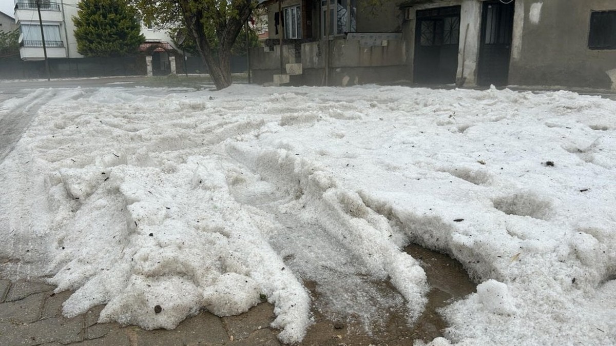Sivaslı'da sağanak ve dolu caddeleri beyaza büründü