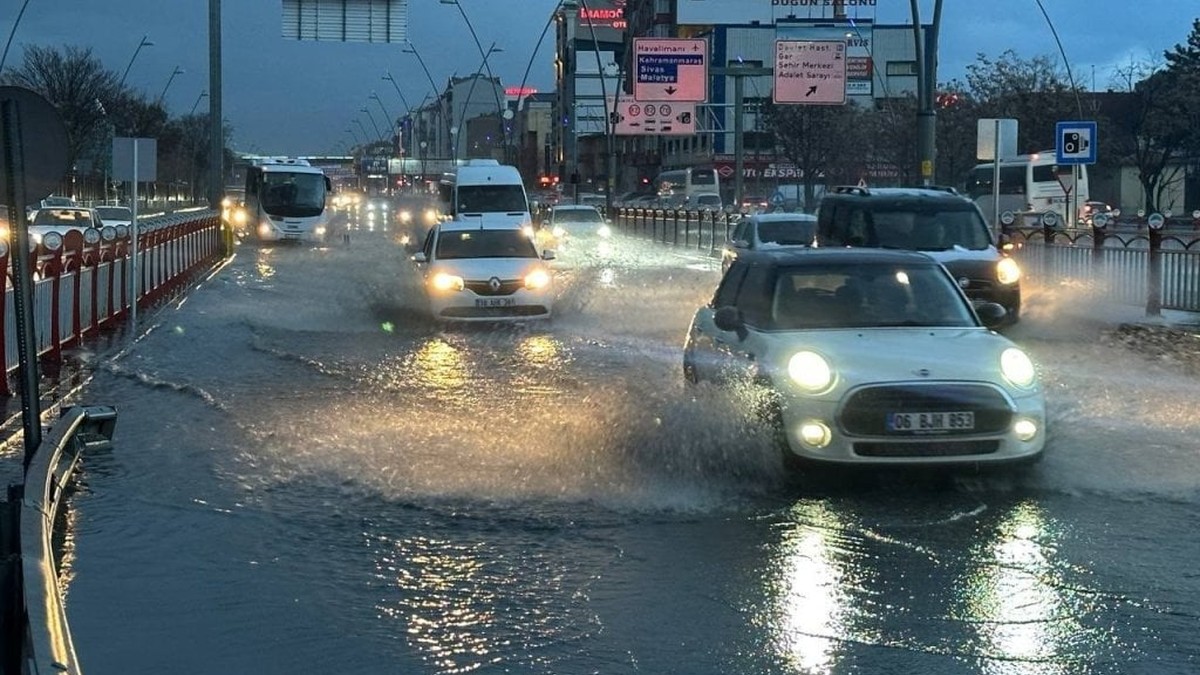 Kayseri'de sağanak yağış ulaşımı felç etti