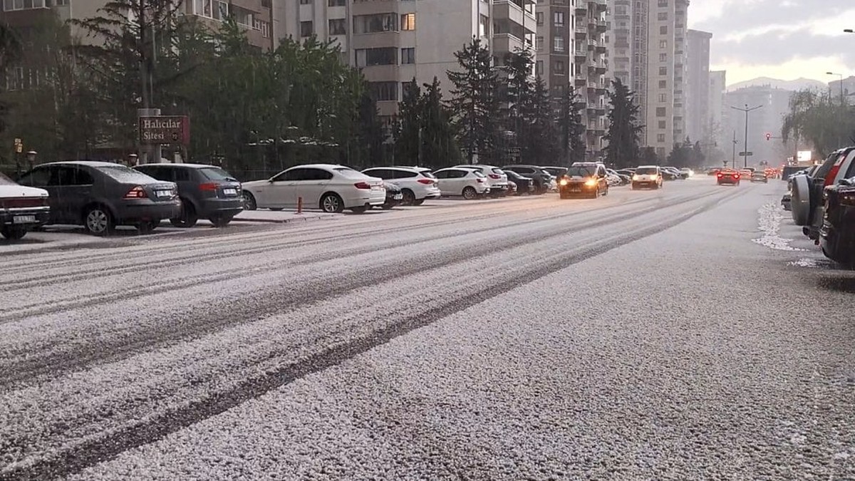 Kayseri'de dolu ve sağanak yağış ulaşımı etkiledi