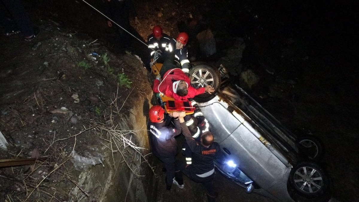 Erzurum'da otomobil dereye uçtu, 3 yaralı