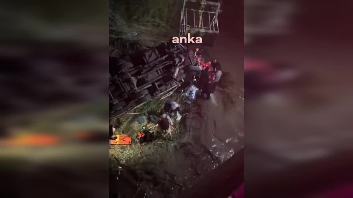 Seydikemer'de kamyon köprüden çaya düştü