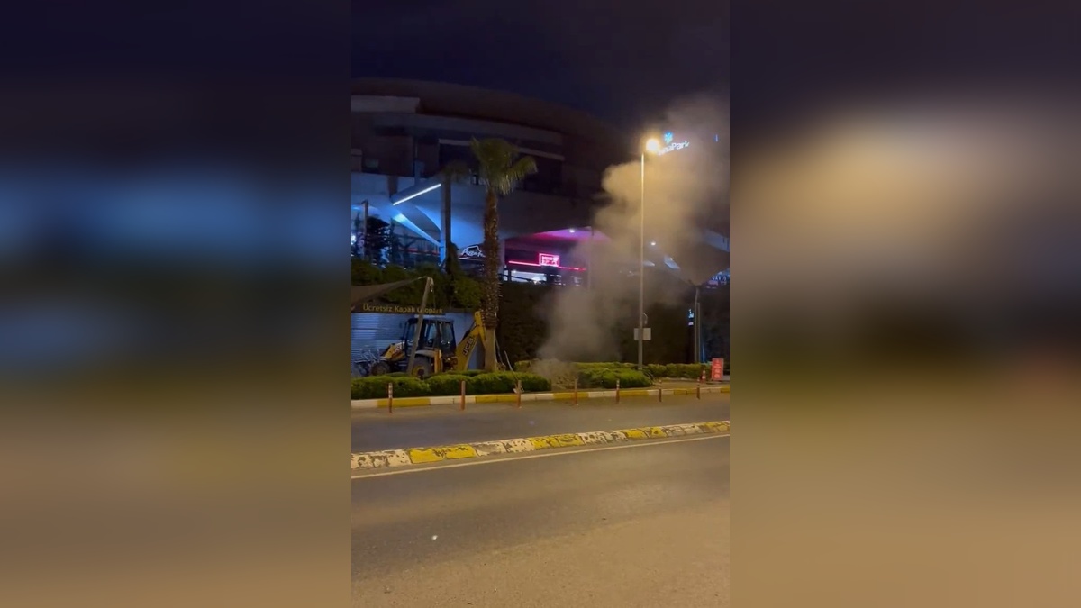 Küçükçekmece'de kazı çalışması sırasında doğalgaz boru hattı hasar gördü