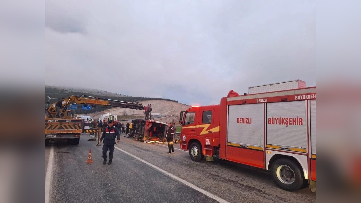 Tavas'ta minibüs-otomobil çarpışması: 13 yaralı