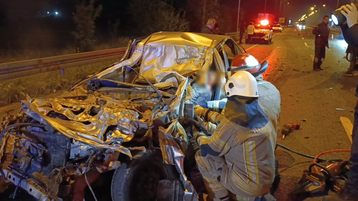 Otomobil, kamyona arkadan çarparak altına girdi