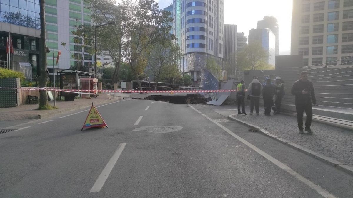 Maslak'ta yol çökmesi: Trafik durma noktasına geldi