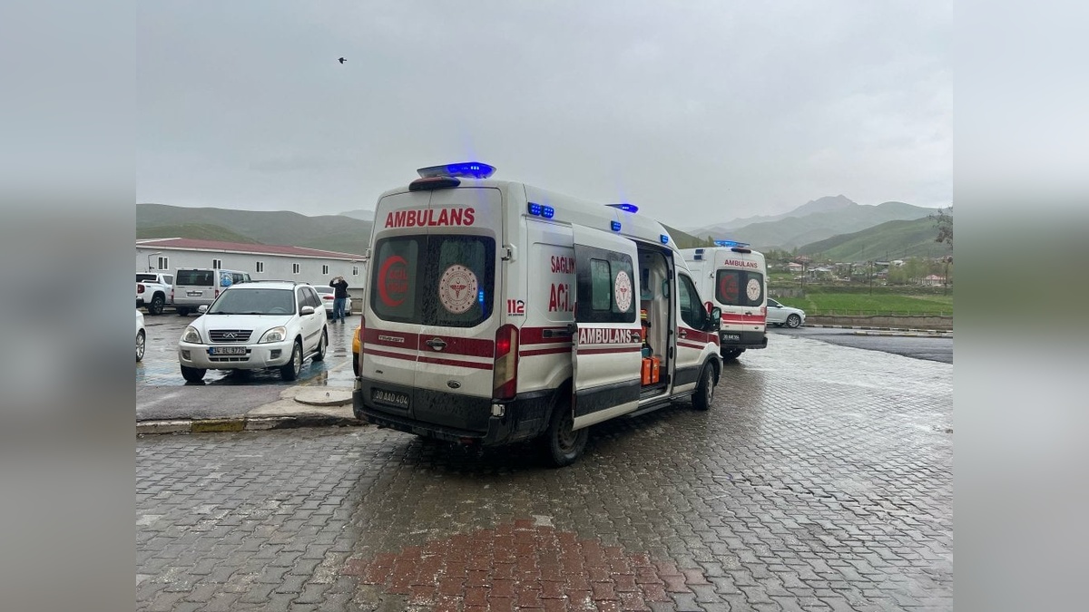 Hakkari'de minibüs kazası: 2 ölü, 3 yaralı