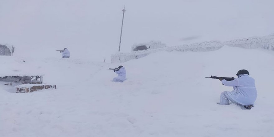 Komandolar yoğun karda operasyonda