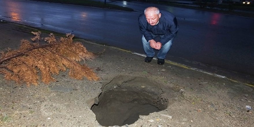 Burhaniye'de yağmur suları kaldırımda çukur oluşturdu