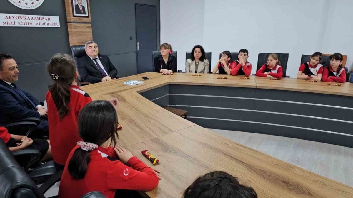 35 öğrencinin şiir kitabı İl Milli Eğitim Müdürüne takdim edildi