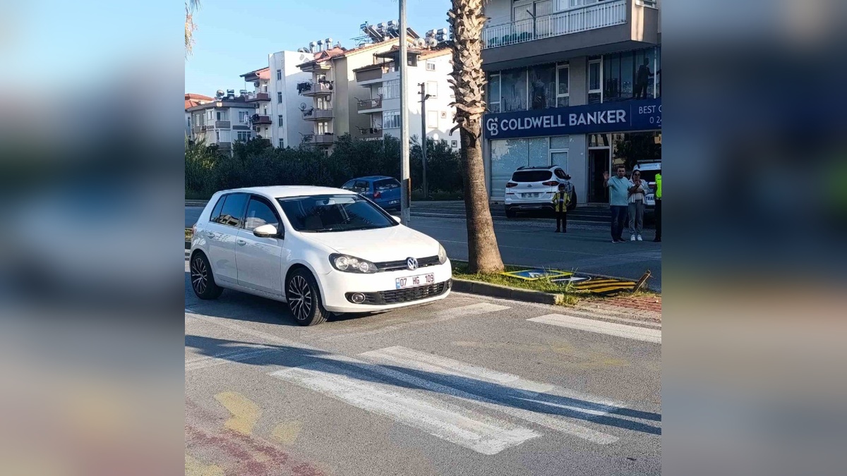 Manavgat'ta korkutan kaza: 4 yaşındaki çocuk, yola fırlayıp otomobile çarptı