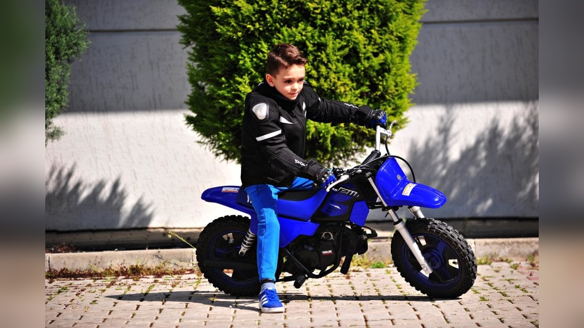 6 yaşındaki Yağız, Bursa'da pist yok diye site bahçesinde yarışlara hazırlanıyor