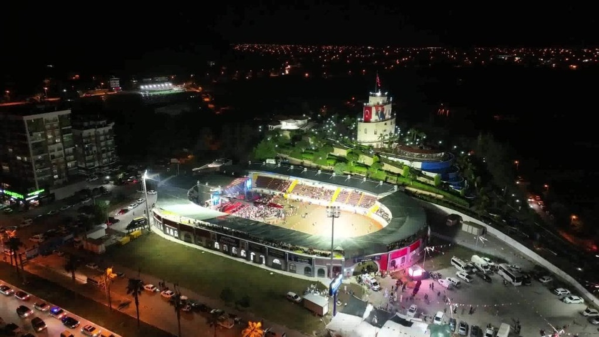 Kumluca Atatürk Stadyumu'nun açılışı coşkulu bir törenle gerçekleşti