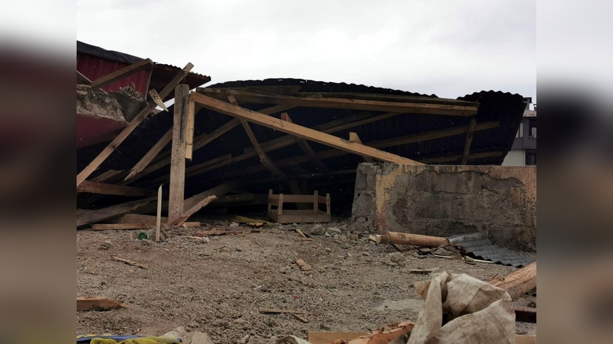 Van'da şiddetli fırtına hasara yol açtı