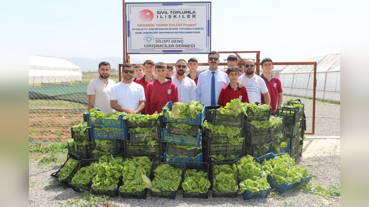 Silopi öğrencileri organik tarım ürünlerinin hasadını yaptı