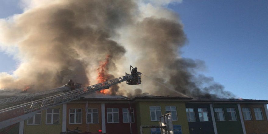 Okulun çatısı yandı, öğrenciler tahliye edildi