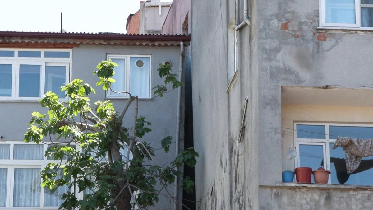 Gaziosmanpaşa'da inşaat çökmesi: İki bina tahliye edildi