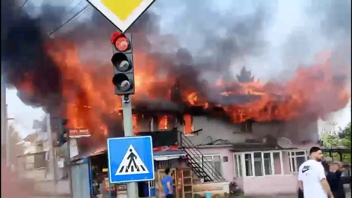 Düzce'de bina yangını: Bakkal ve ev kullanılamaz hale geldi