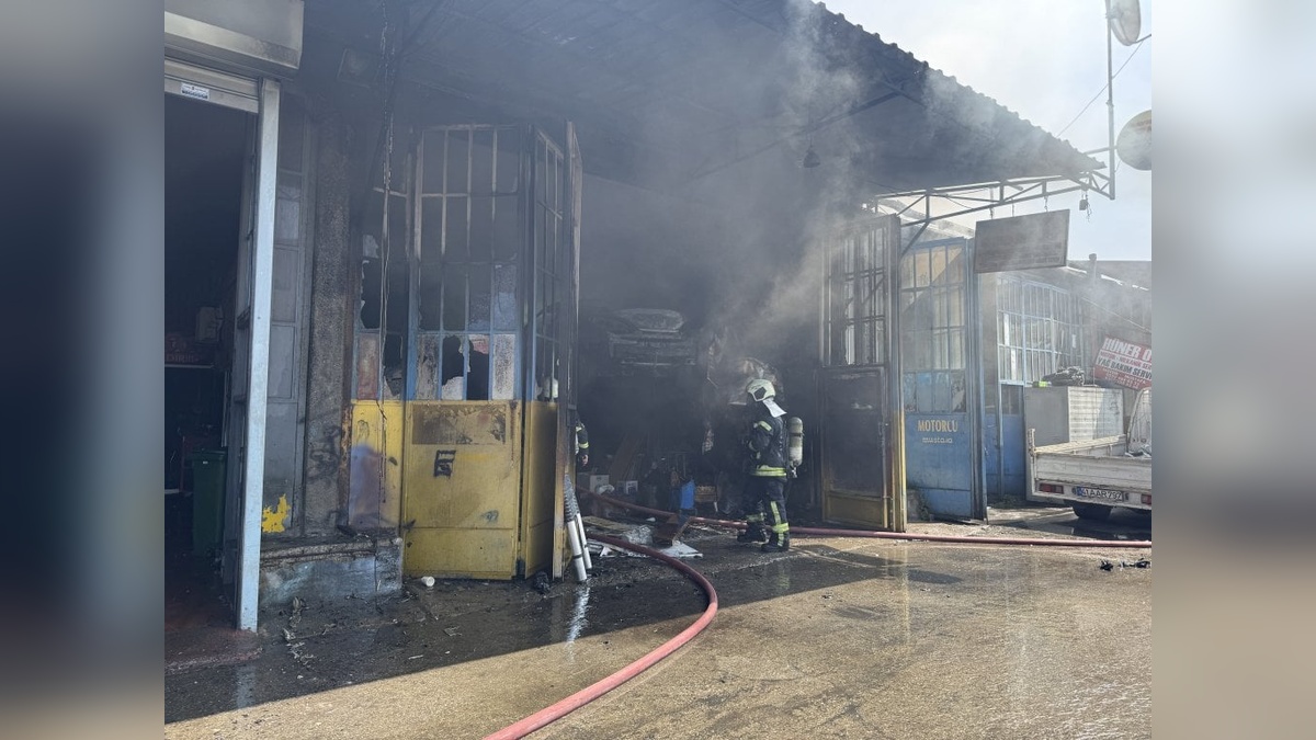 İzmit'te yangın: Oto kilit tamircisi ve araç kullanılamaz hale geldi