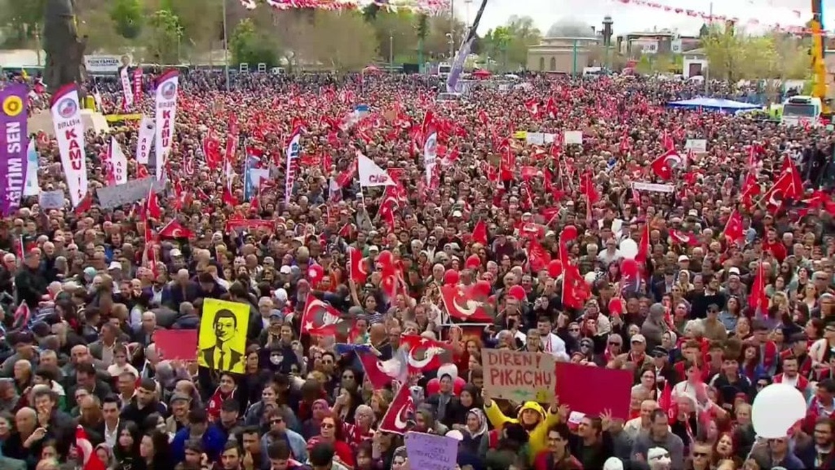 Özel'den Erdoğan'a: 'Konyalıların gözünün içine bakabiliyor musun?'
