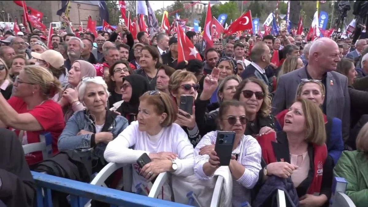 Konya'da on binlerce kişi CHP mitinginde toplandı