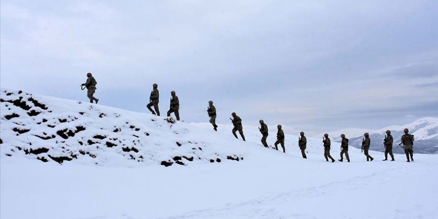 Jandarma kışın da teröristlere göz açtırmıyor