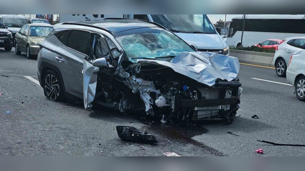 Ankara'da otomobilin durağa dalması: 2 ağır yaralı