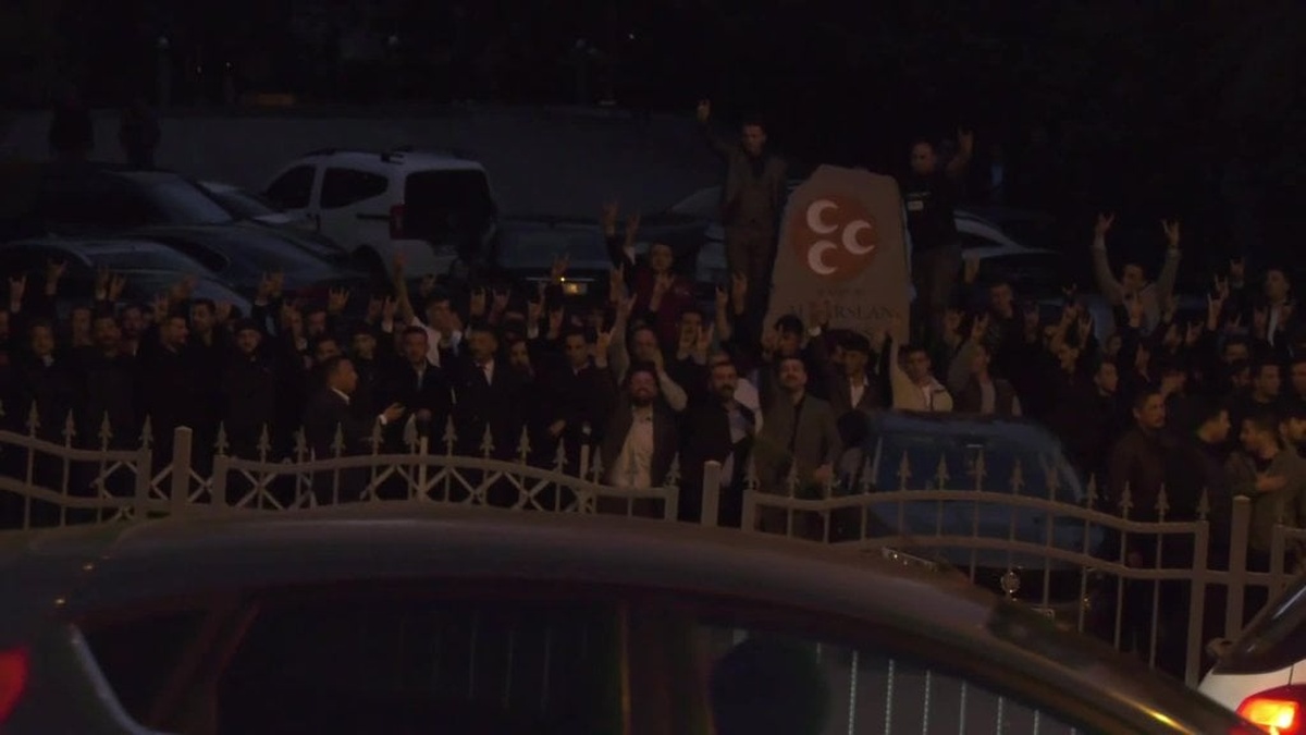 ayyüce türkeş taş'ın babasının mezarı ziyaretinde saldırı