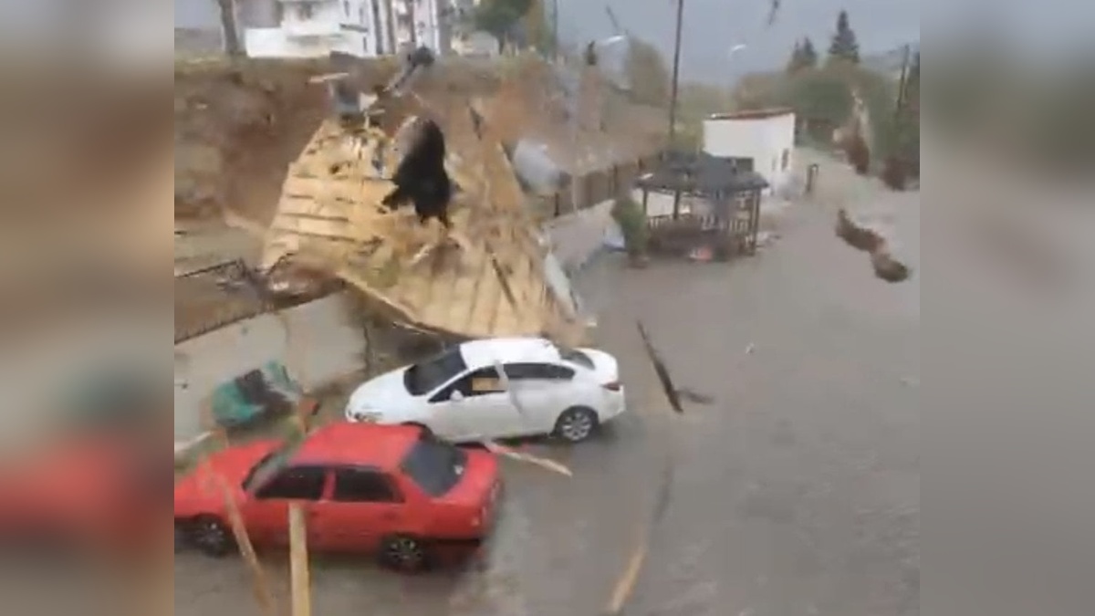 Alacakaya'da fırtına binanın çatısını uçurdu