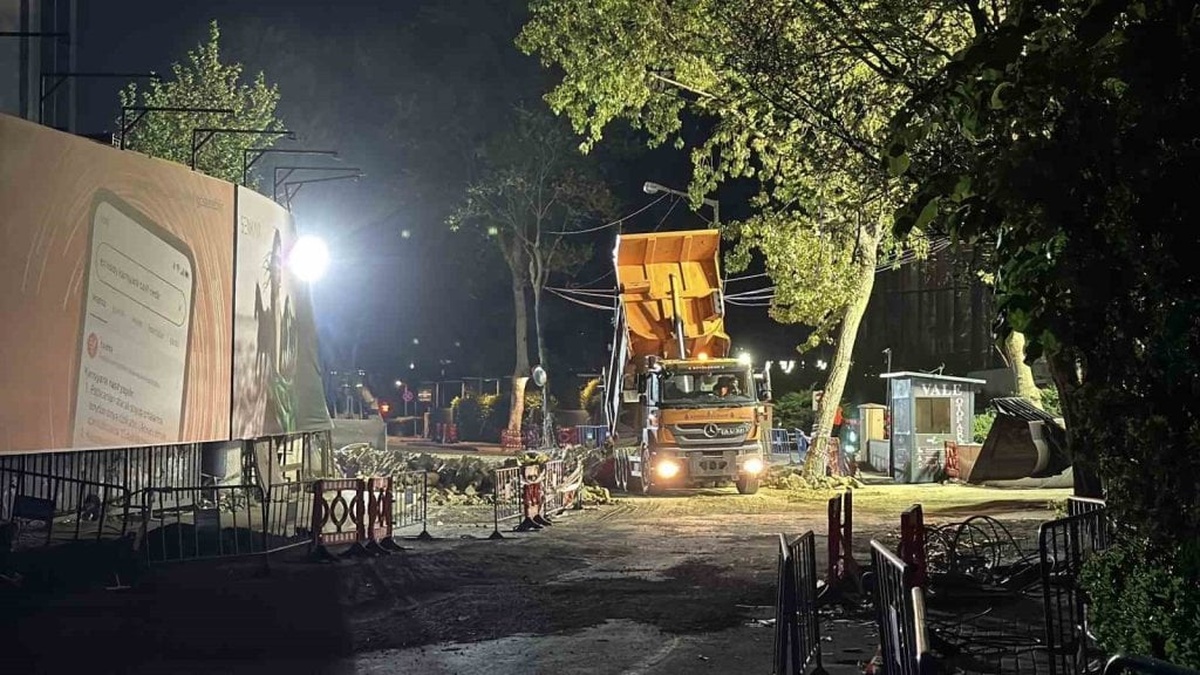 Sarıyer'de yol çökmesi onarım çalışmaları gece boyunca devam etti