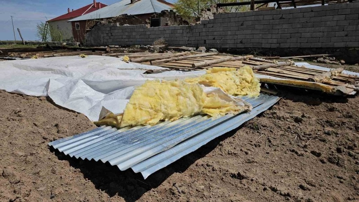 Adilcevaz'da fırtına hasara neden oldu