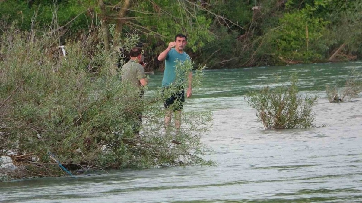 Manavgat Irmağı'nda alkol alan grup mahsur kaldı