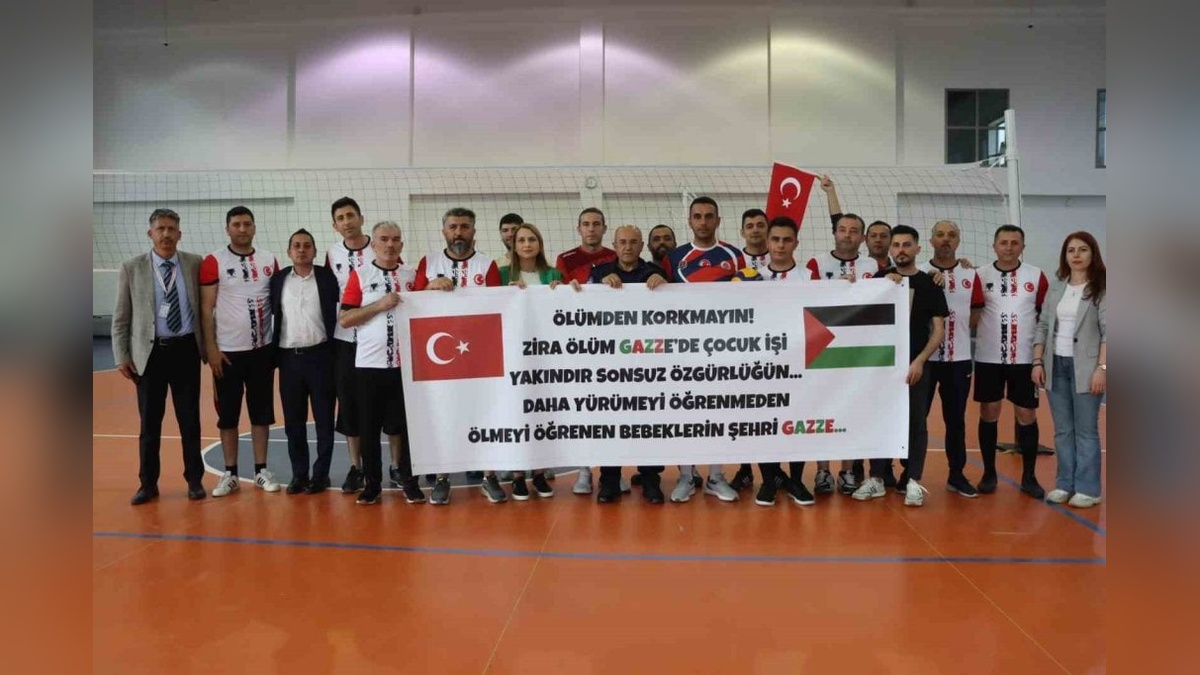 Sağlıkçılar Filistinli Çocukları Anan Pankartla Duygulandırdı