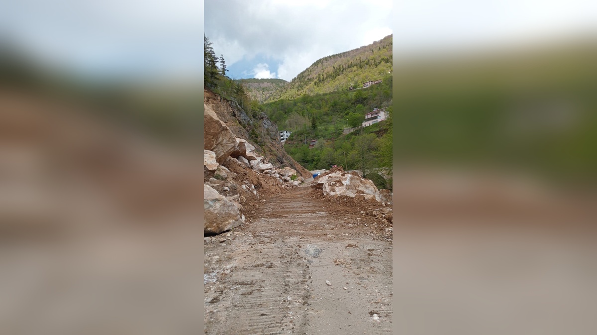 Göksu Travertenleri yolunda heyelan sonrası tek şerit ulaşım