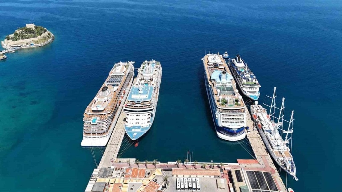 Kuşadası'na 5 kruvaziyer gemisi yanaştı, 4902 turist geldi