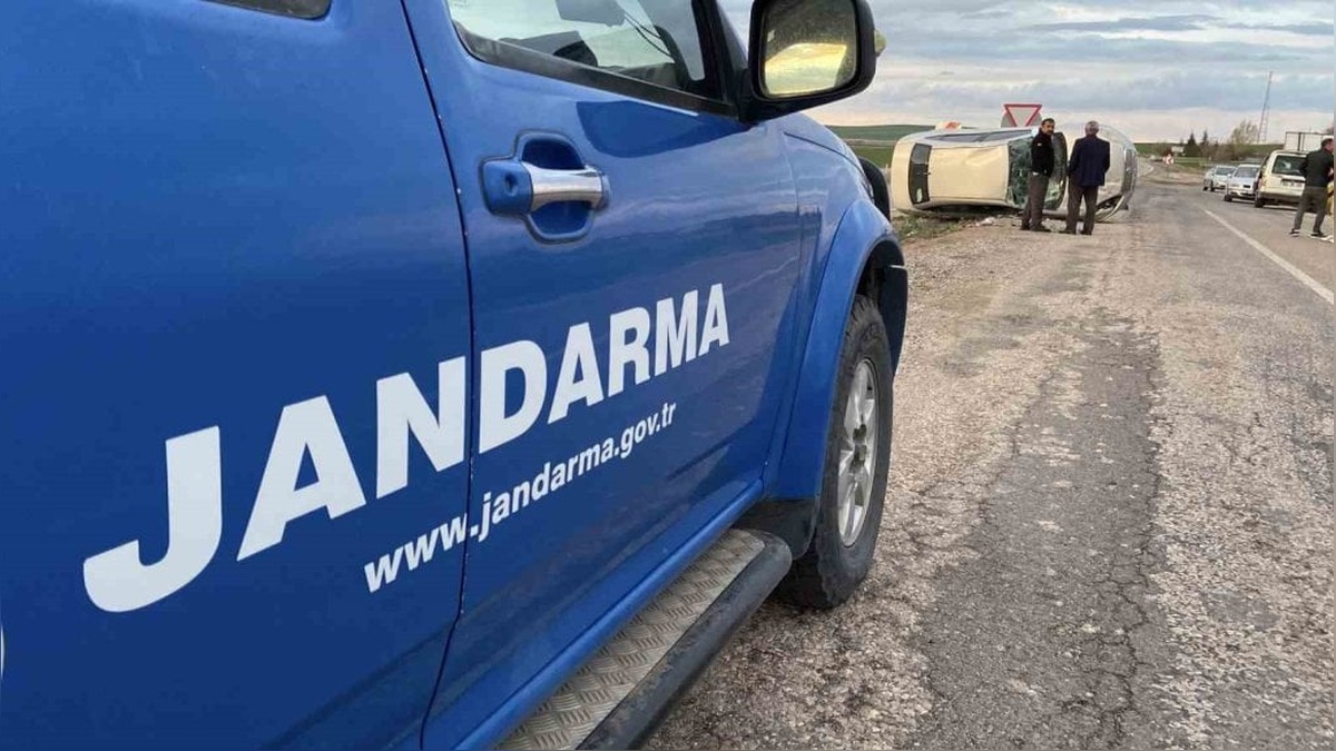 Aksaray'da takla atan otomobil hurdaya döndü, sürücü yara almadan kurtuldu