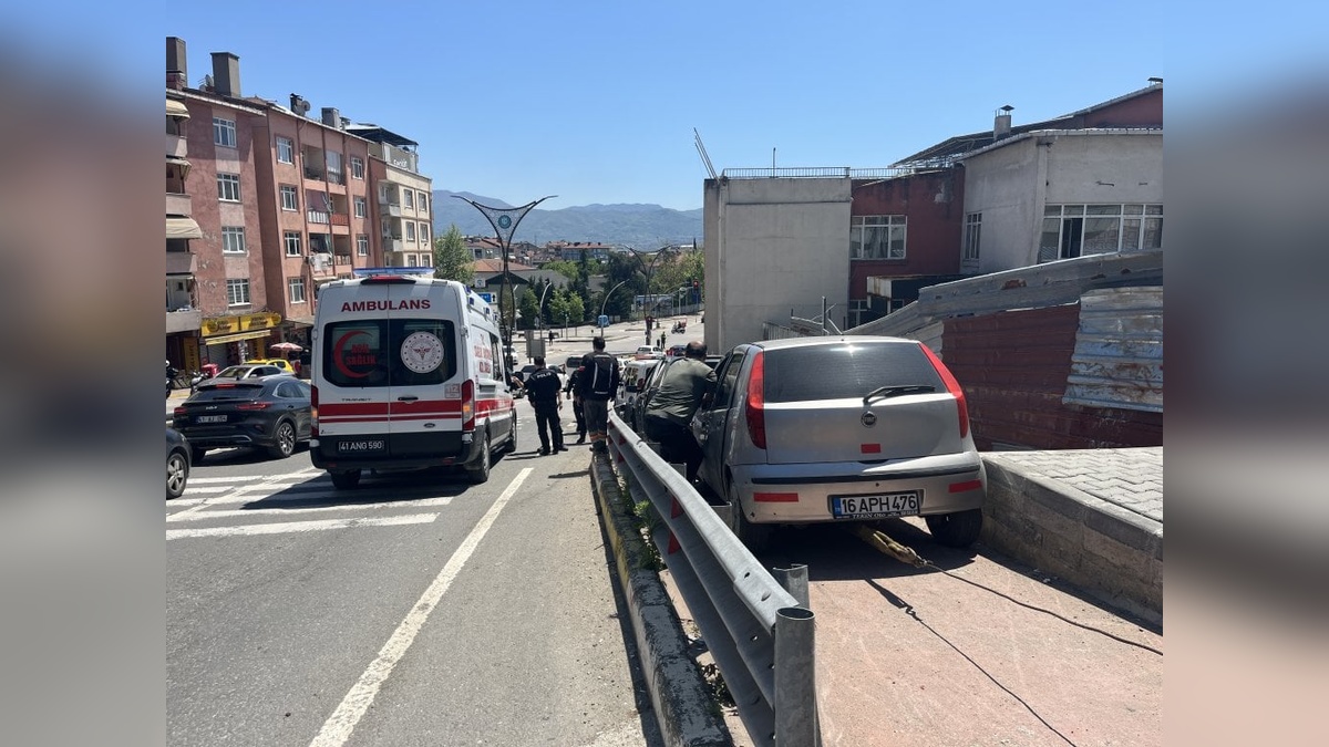 İzmit'te zincirleme trafik kazası: 5 yaralı