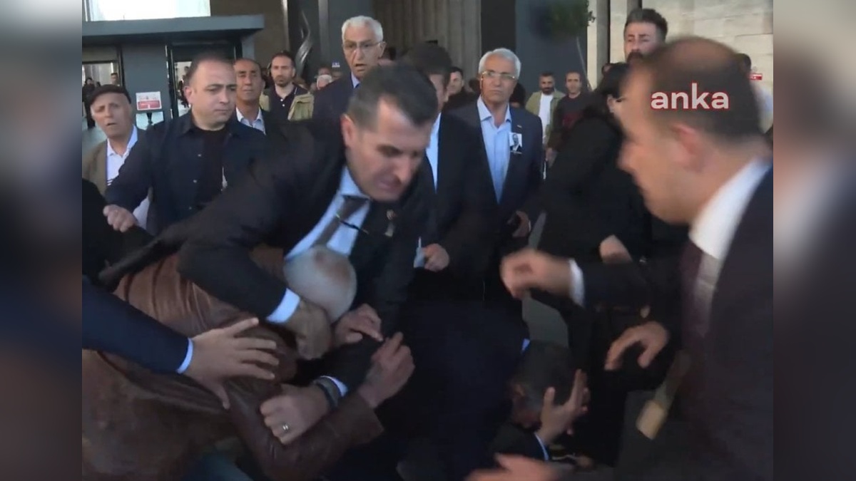 Dış basın CHP lideri Özel'e yapılan saldırıyı duyurdu