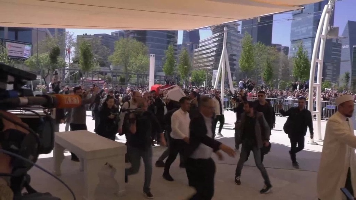 Sırrı Süreyya Önder son yolculuğuna uğurlandı