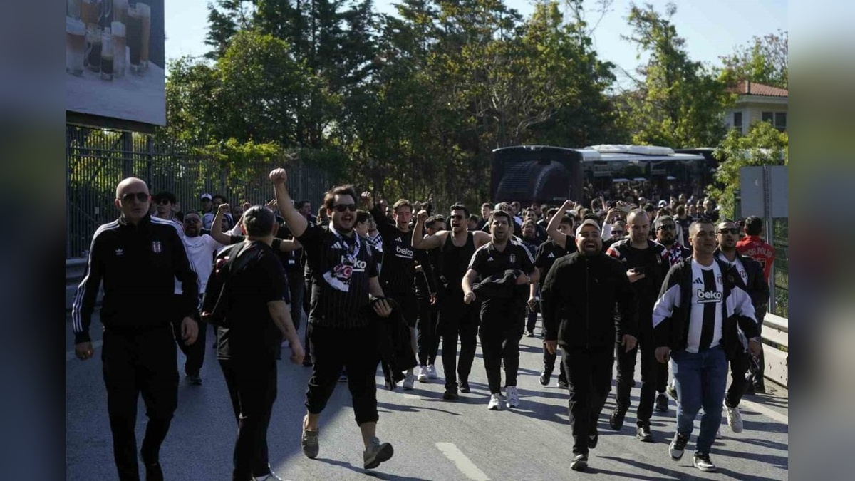Beşiktaş taraftarları Fenerbahçe derbisinde